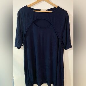 Women’s navy blue top in size 1X by Pebble & Sone. Good condition, rayon, s/s